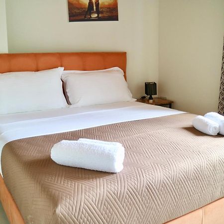 Crown Deluxe Apartments Sarande Bagian luar foto