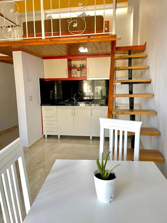 Crown Deluxe Apartments Sarande Bagian luar foto