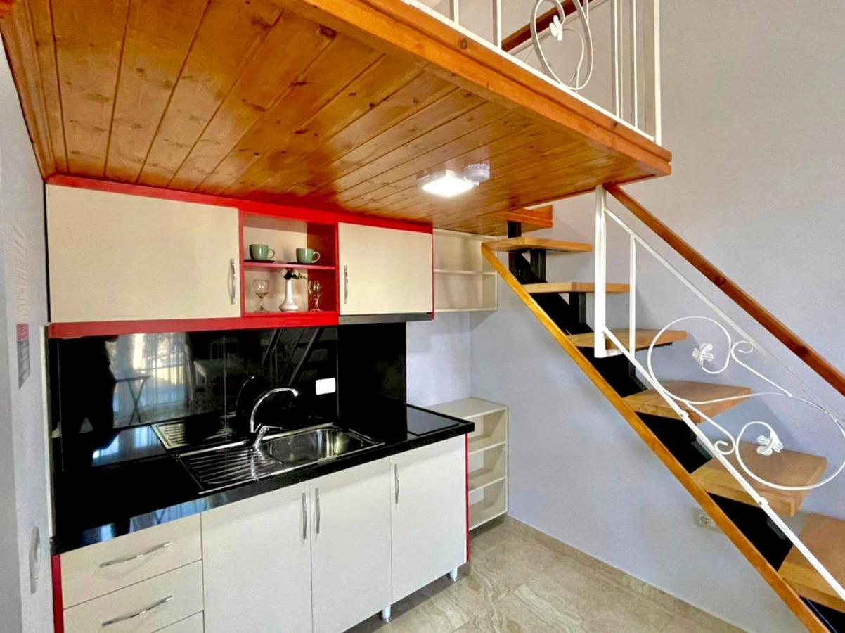 Crown Deluxe Apartments Sarande Bagian luar foto