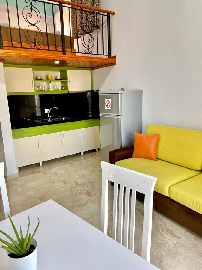 Crown Deluxe Apartments Sarande Bagian luar foto