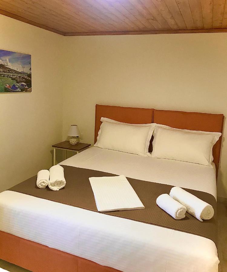 Crown Deluxe Apartments Sarande Bagian luar foto