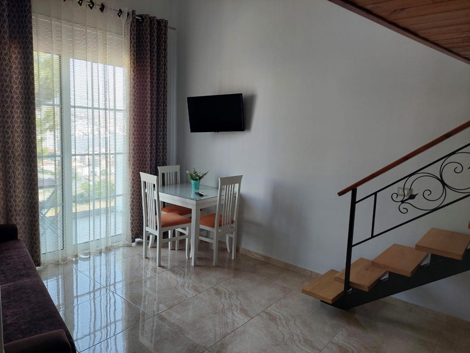 Crown Deluxe Apartments Sarande Bagian luar foto