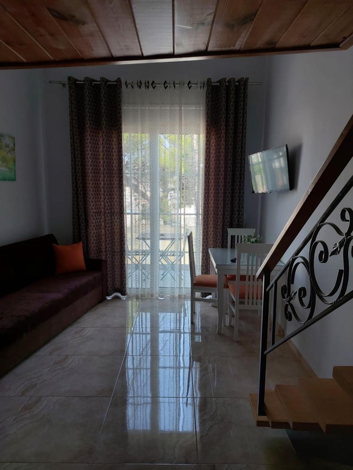 Crown Deluxe Apartments Sarande Bagian luar foto