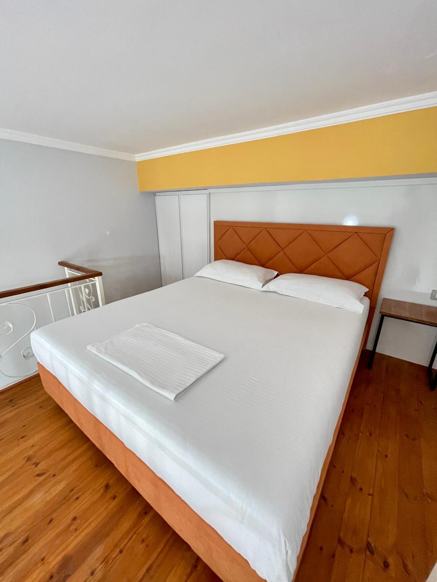 Crown Deluxe Apartments Sarande Bagian luar foto