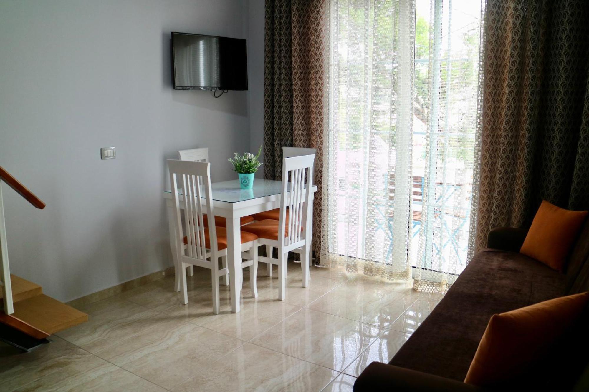Crown Deluxe Apartments Sarande Bagian luar foto