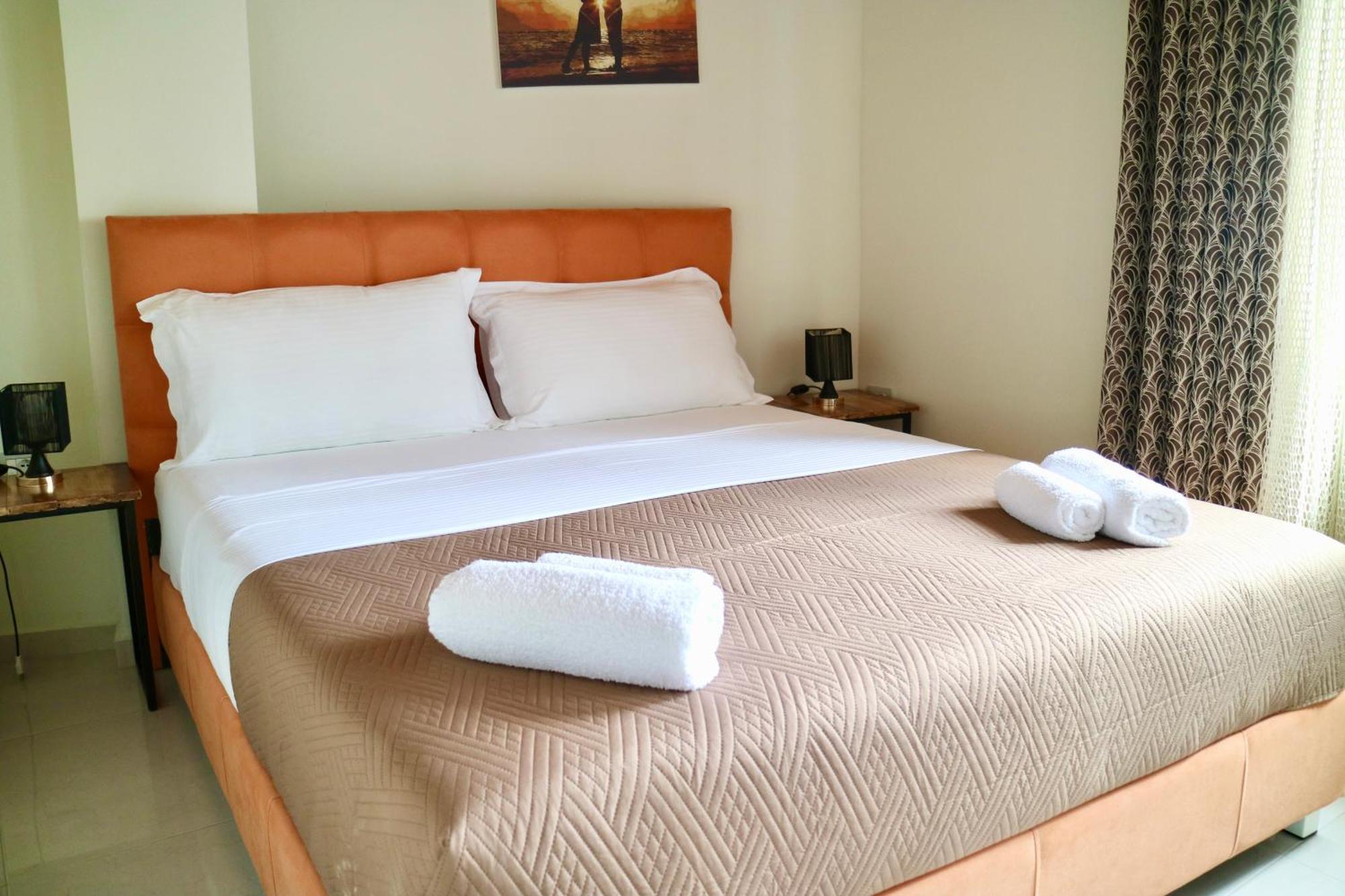 Crown Deluxe Apartments Sarande Bagian luar foto