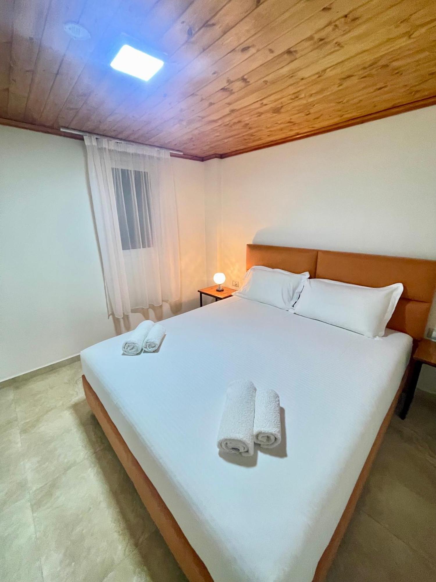 Crown Deluxe Apartments Sarande Bagian luar foto