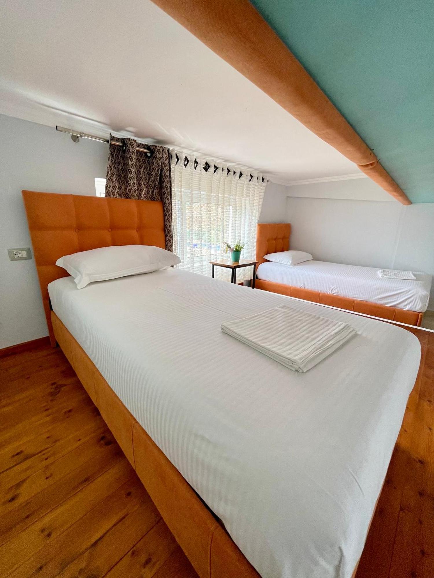 Crown Deluxe Apartments Sarande Bagian luar foto