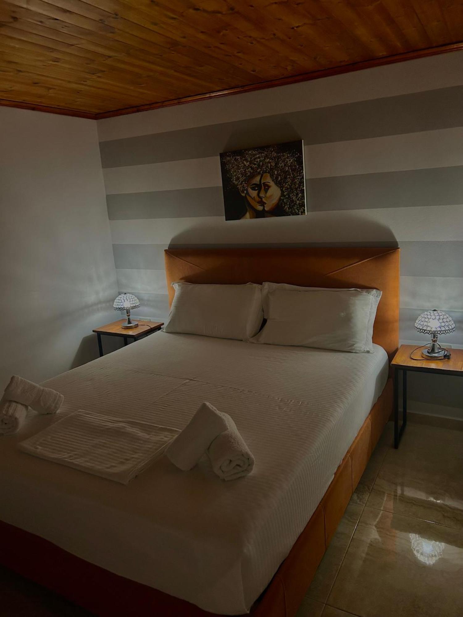 Crown Deluxe Apartments Sarande Bagian luar foto