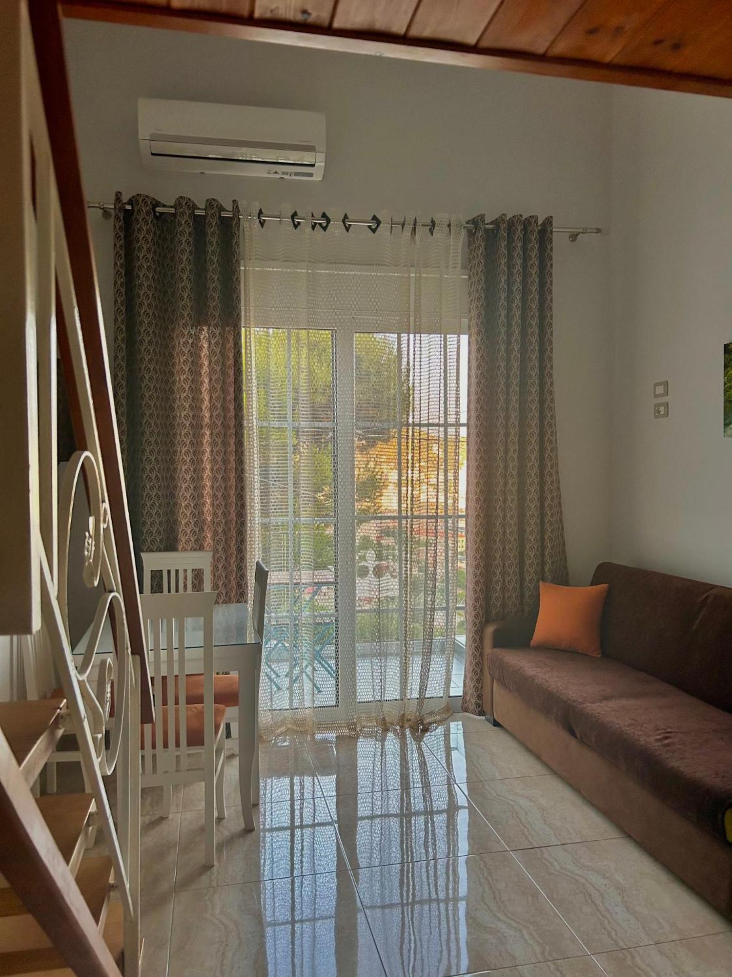 Crown Deluxe Apartments Sarande Bagian luar foto