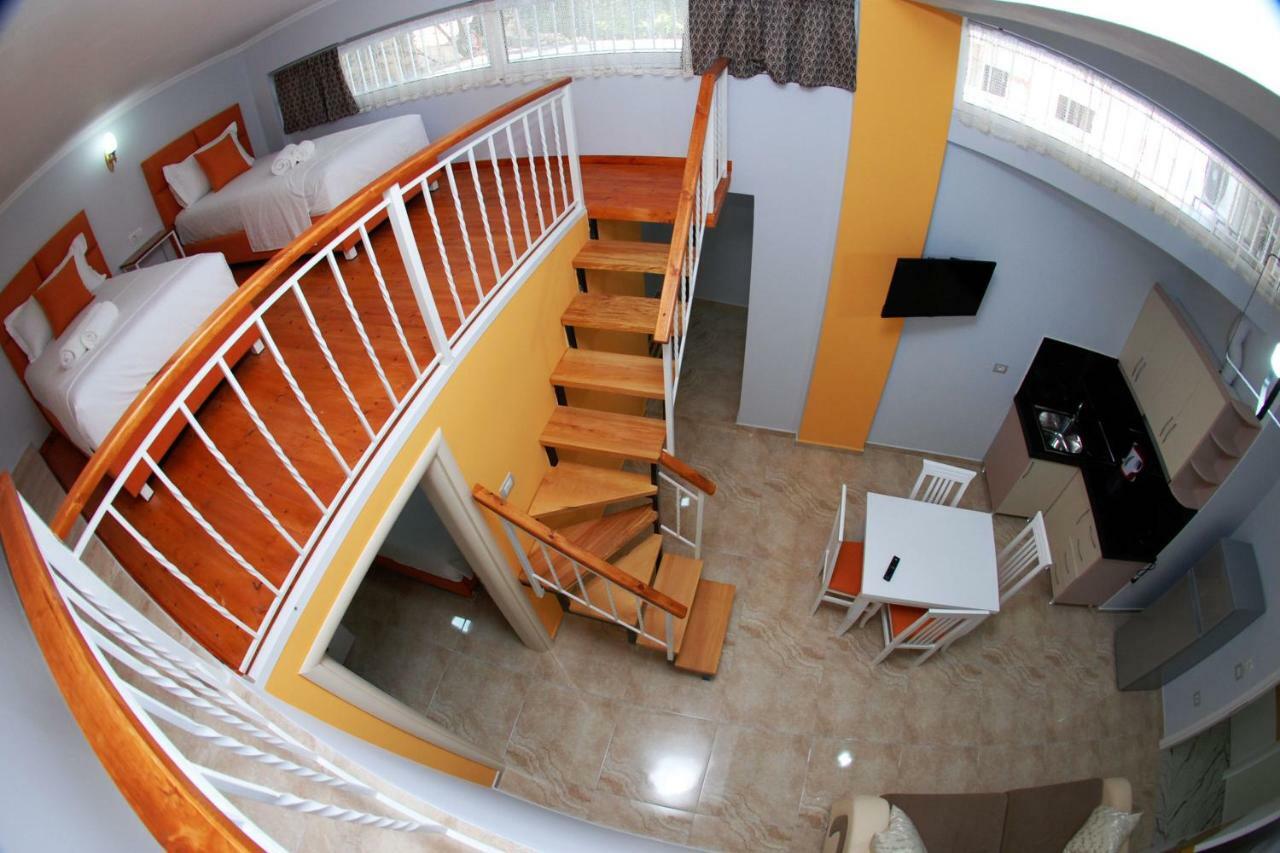 Crown Deluxe Apartments Sarande Bagian luar foto