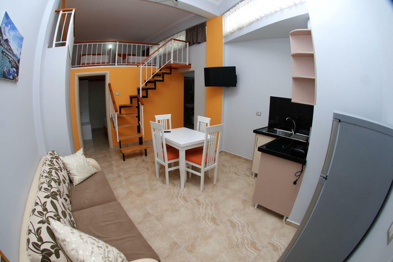 Crown Deluxe Apartments Sarande Bagian luar foto