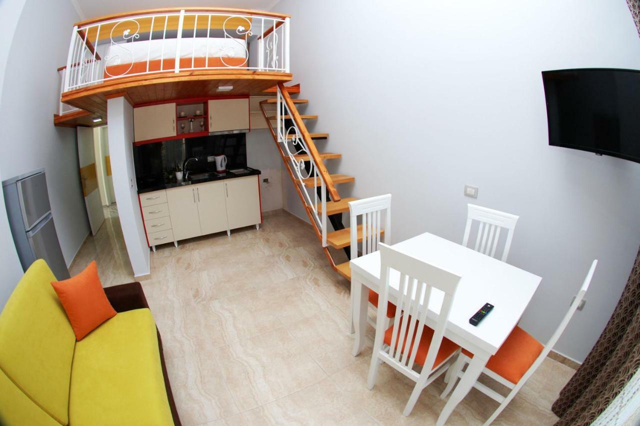 Crown Deluxe Apartments Sarande Bagian luar foto