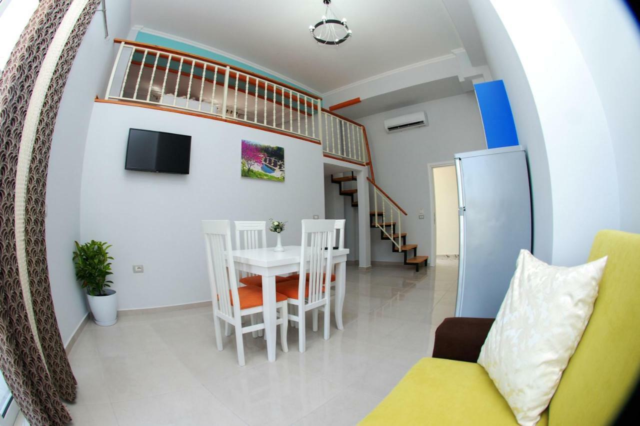 Crown Deluxe Apartments Sarande Bagian luar foto